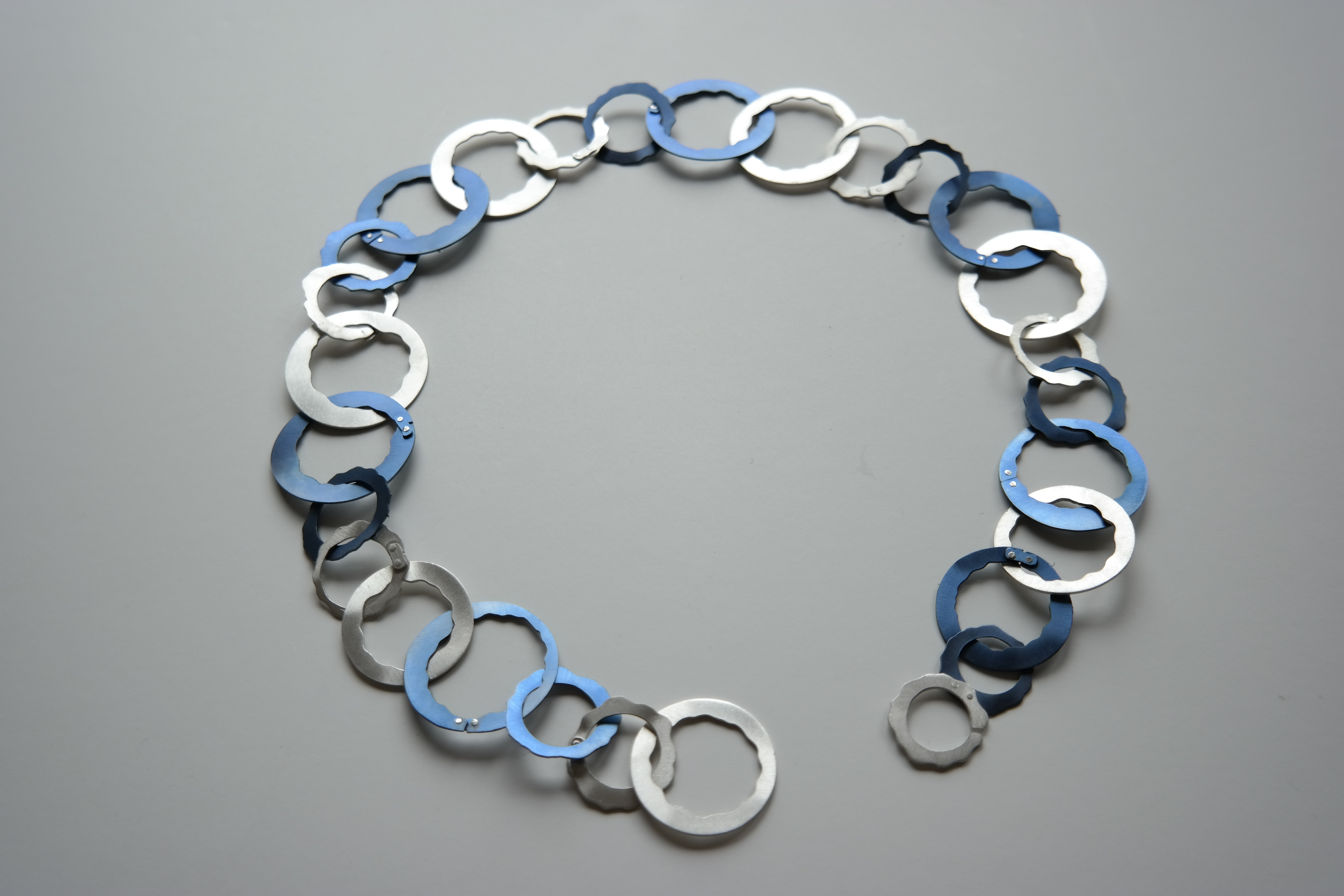 Halssieraad van zilver en titanium, de verbindingen zijn geklonken