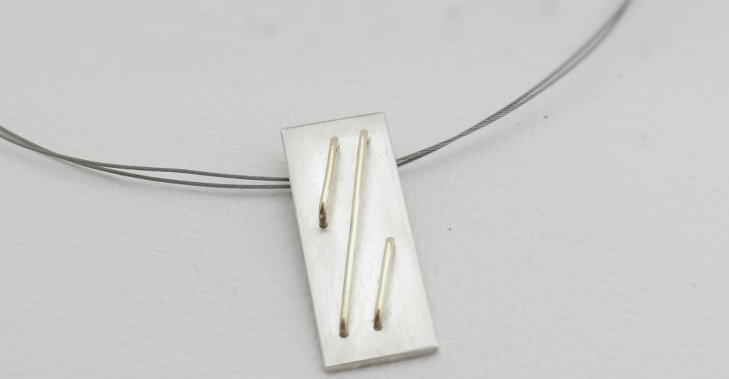 Hanger met goud draad
